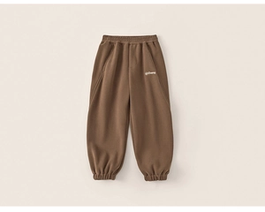 Détail du pantalon de jogging marron doublé polaire pour enfant avec logo blanc
