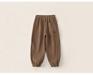 Détail du jogging marron fourré pour enfant avec poche arrière et taille élastique