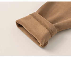 Gros plan du haut thermique enfant montrant la doublure en polaire épaisse couleur camel