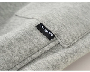 Détail de l'étiquette Chengxi/kids sur le tissu en tricot épais gris clair pour enfants