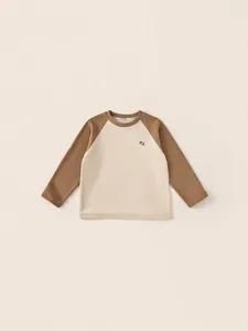 T-shirt manches raglan enfant bicolore crème et marron avec broderie sur la poitrine