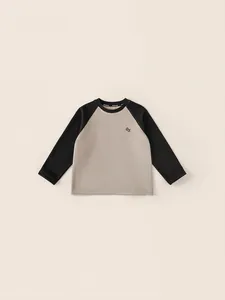 T-shirt à manches raglan pour enfants avec manches contrastées et broderie sur la poitrine