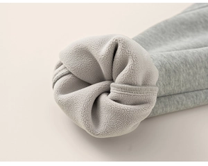 Gros plan sur la doublure épaisse en polaire de ce pantalon thermique d'hiver gris enfant