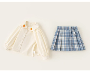 Detalle del conjunto de uniforme escolar japonés para niñas con bordado de zanahoria en cuello