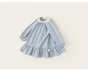 Dettaglio di un abito in cotone a quadretti blu per bambine con scollo rotondo e polsini