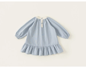 Dettaglio vestito a quadretti azzurro per bambine con balze e polsini elasticizzati