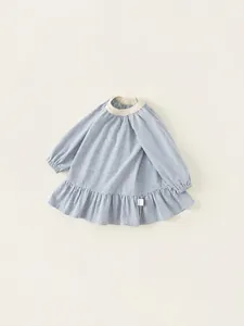 Abito a quadri blu e bianchi per neonata con colletto beige e balza sull'orlo inferiore