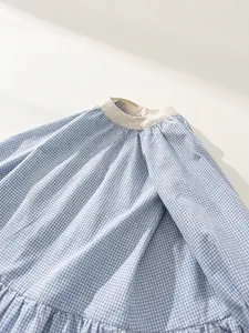 Abito a quadri blu e bianchi per bambina con colletto beige vintage e orlo a balze