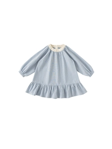 Abito da bambina a quadretti blu e bianchi con maniche lunghe e silhouette a trapezio con volant