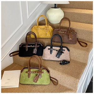 Variété de sacs à main rétro en faux daim givré en cinq couleurs sur des marches texturées