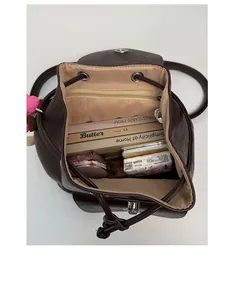 Detailansicht des geräumigen braunen Vintage-Lederrucksacks mit Kordelzugverschluss