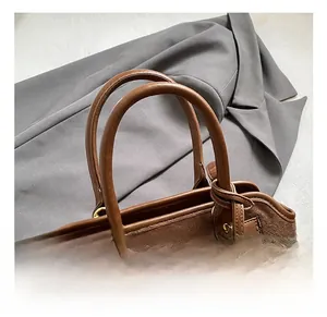Détails du sac fourre-tout marron mat avec poignées en cuir lisse et boucles dorées