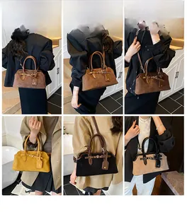 Détail du sac Boston rétro mat avec bandoulière et boucle décorative en quatre couleurs