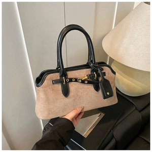 Détails de sac en daim marron et cuir noir avec des finitions en métal doré de luxe
