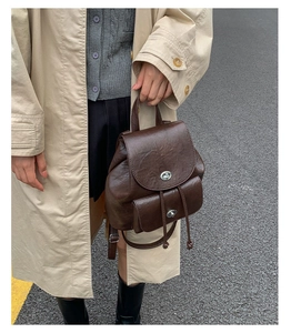 Detailansicht des dunkelbraunen Vintage Rucksacks mit silbernen Drehverschlüssen