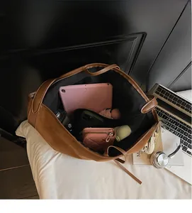 Intérieur spacieux du sac cabas léopard contenant tablette, mobile et parapluie