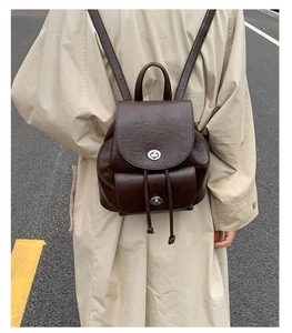 Details des dunkelbraunen Vintage-Rucksacks mit silbernem Drehverschluss und Tunnelzug