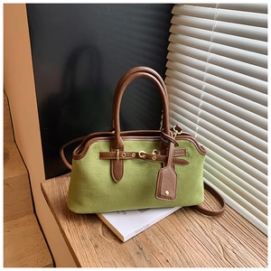 Détail du sac docteur en daim vert et cuir marron avec boucle en métal doré élégante