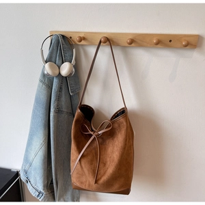 Détail du sac léopard vintage avec texture en daim doux et fermeture à nœud élégante