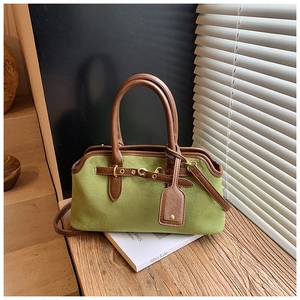Détail du sac bandoulière givré vert avocat avec bordure en cuir marron et boucle métal