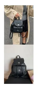 Details des Vintage schwarzen Leder-Rucksacks mit Drehverschluss und Tunnelzug