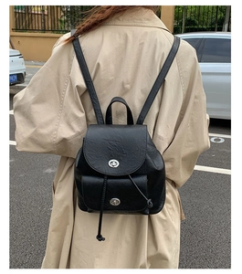 Detail des Vintage-Rucksacks aus schwarzem Leder mit silbernem Drehverschluss und Fronttasche