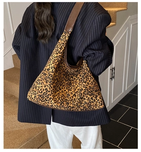 Schicke Leopardenmuster-Tragetasche mit Lederriemen getragen von einem stylischen Model