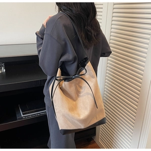 Vue détaillée du grand sac cabas léopard avec nœud noir et texture effet daim