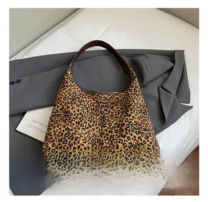 Detailansicht der Leopard-Print Tasche mit hochwertigen Kunstledergriffen und Textur