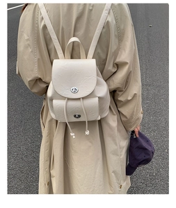 Außenaufnahme eines beige Vintage-Rucksacks mit Rückansicht und verstellbaren Trägern