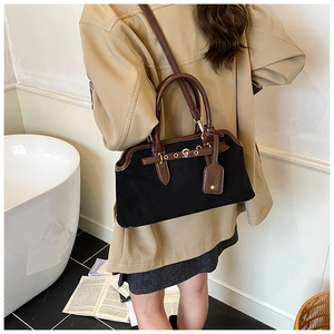 Vue détaillée du sac bandoulière rétro en daim noir mat avec lanières en cuir