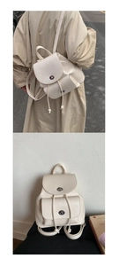 Detailansicht des beigen Vintage-Rucksacks mit Metallschnalle und verstellbaren Riemen