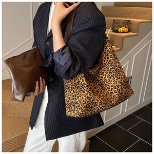 Detailansicht der großen Shopper-Tasche mit Leopardenmuster und brauner Clutch