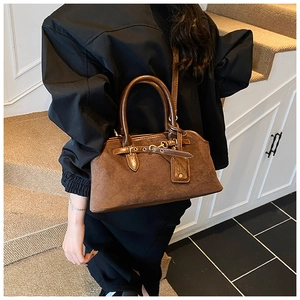 Sac Boston rétro marron givré avec lanières en cuir et boucles métalliques en style de vie