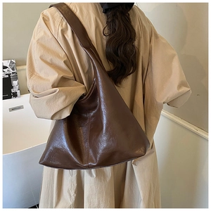 Dunkelbraune Hobo-Tasche aus Kunstleder mit großem Fassungsvermögen im herbstlichen Stil
