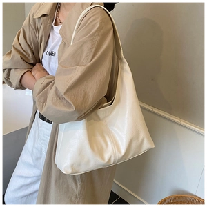 Details der minimalistischen cremeweißen Hobo-Tasche mit großem Fassungsvermögen und Textur