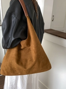 Grande borsa a spalla Hobo marrone scamosciata da donna per uno stile casual da ufficio