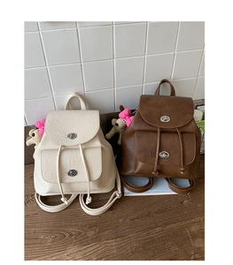 Detailansicht der Vintage-Minirucksäcke in Creme und Braun mit Drehverschlüssen