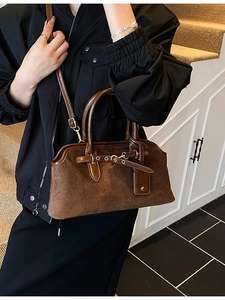 Sac à main vintage en daim marron givré avec bandoulière et boucle décorative