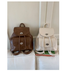 Detaillierter Vergleich von braunen und beige Retro-PU-Lederrucksäcken mit Kordelzugverschluss