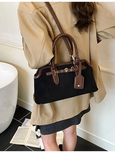 Sac à main vintage noir mat avec poignées en cuir marron et bandoulière réglable