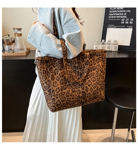 Vista laterale della borsa tote leopardata sulla spalla che mostra la grande capacità