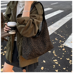 Straßenstil-Ansicht der großen Shopper-Tasche mit Leopardenmuster und schwarzen Lederriemen