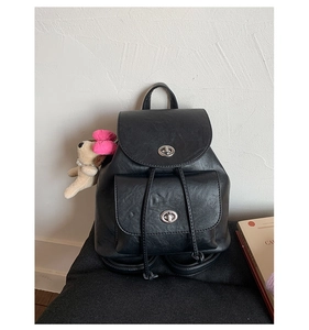 Detail des schwarzen PU-Lederrucksacks mit silbernen Drehverschlüssen und Kordelzug