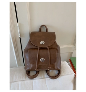 Detailansicht eines braunen Vintage Lederrucksacks mit doppelten Metall-Drehverschlüssen