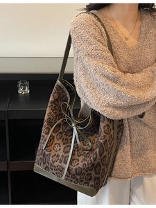 Grand sac cabas à imprimé léopard avec nœud décoratif et bordures en cuir vert pour femme