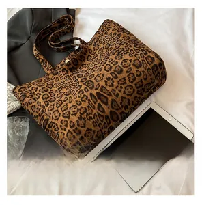Dettaglio della borsa tote leopardata che mostra la chiusura magnetica dorata e il tessuto