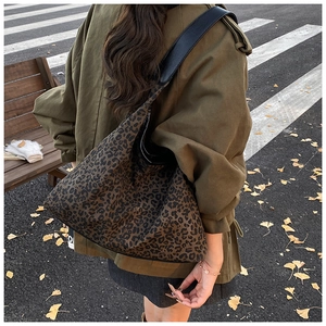 Schicke Oversize-Tasche mit Leopardenmuster, getragen von einem Model im Herbst