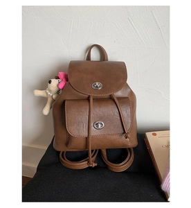 Detailansicht des braunen Vintage-Lederrucksacks mit Drehverschluss und Kordelzug