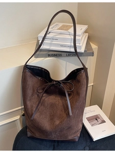 Grand sac cabas marron foncé en daim avec nœud décoratif et style rétro chic